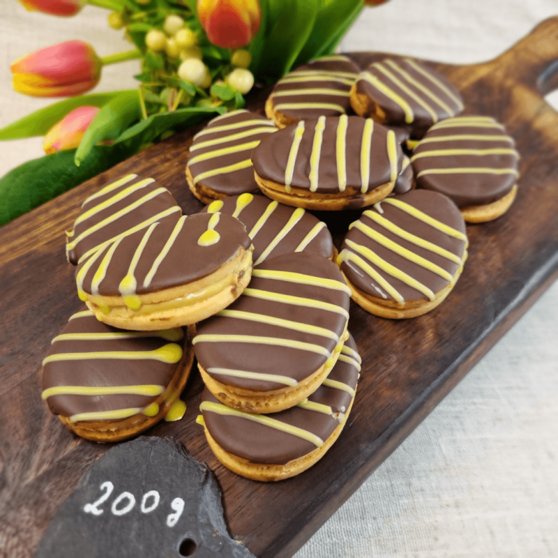 Osterkekse mit Pistaziencremefüllung